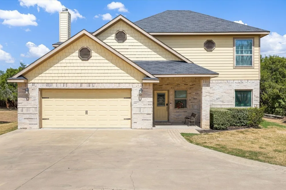 1004 W Apache Trail Granbury, TX 76048