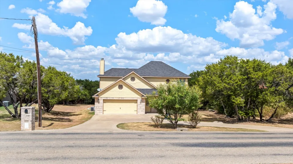 1004 W Apache Trail Granbury, TX 76048