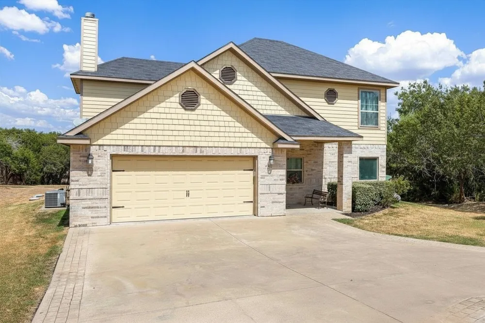 1004 W Apache Trail Granbury, TX 76048