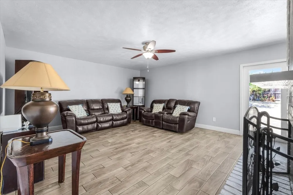 350 Ridgecrest Saginaw, TX 76179