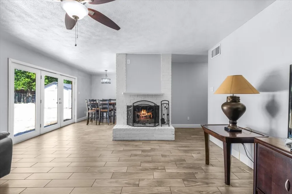 350 Ridgecrest Saginaw, TX 76179
