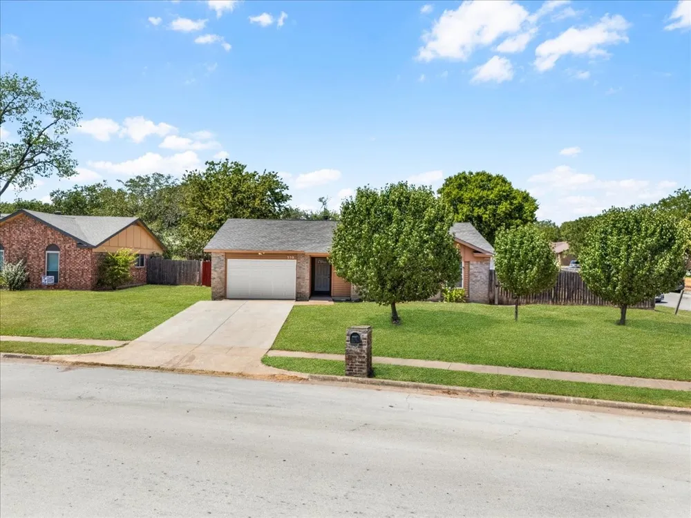 350 Ridgecrest Saginaw, TX 76179