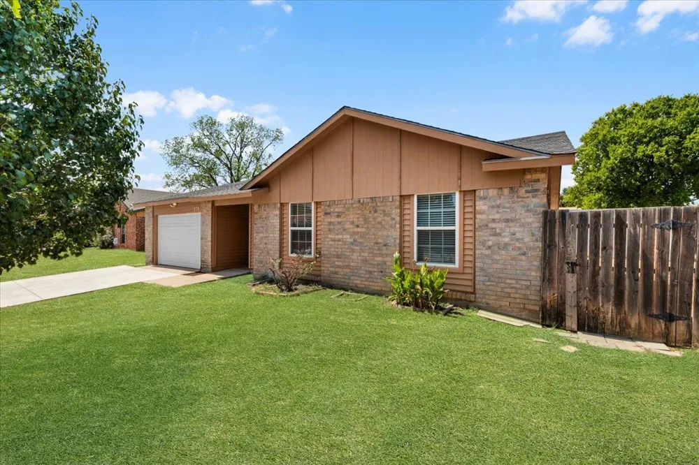 350 Ridgecrest Saginaw, TX 76179