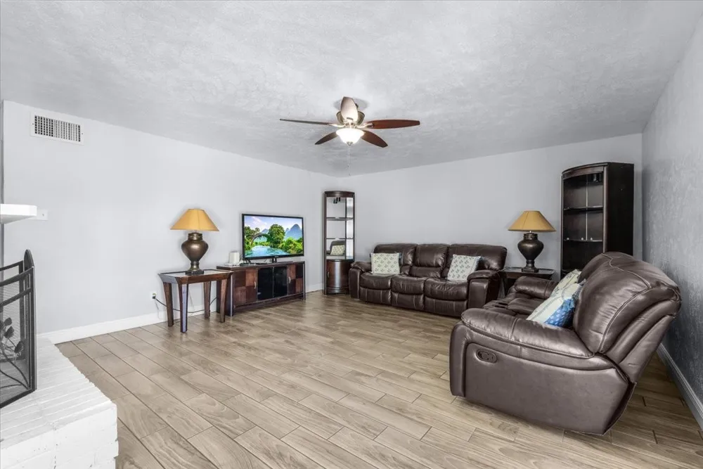 350 Ridgecrest Saginaw, TX 76179