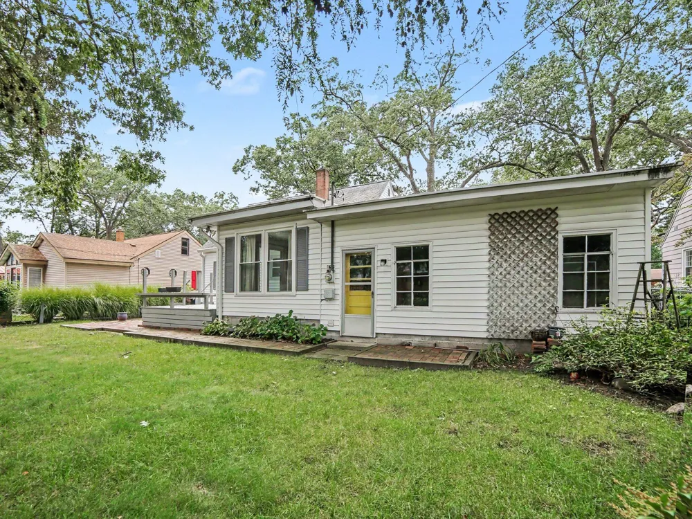 3554 Mccracken Street Norton Shores, MI 49441