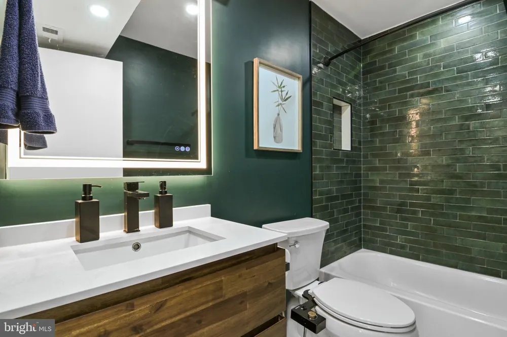 9700 KINGSBRIDGE DRIVE #202 Fairfax, VA 22031
