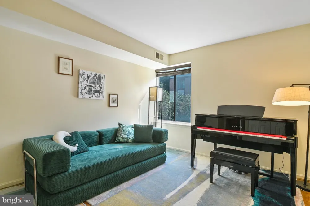 9700 KINGSBRIDGE DRIVE #202 Fairfax, VA 22031