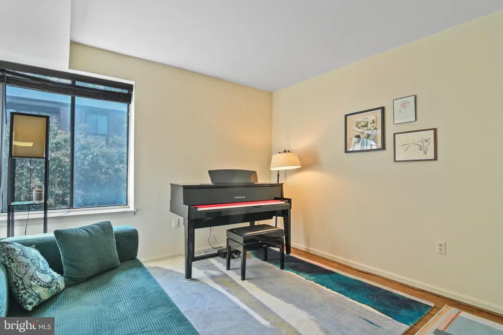9700 KINGSBRIDGE DRIVE #202 Fairfax, VA 22031