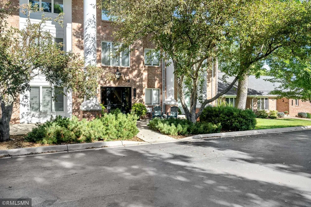 1585 Dodd Road #302 Mendota Heights, MN 55118