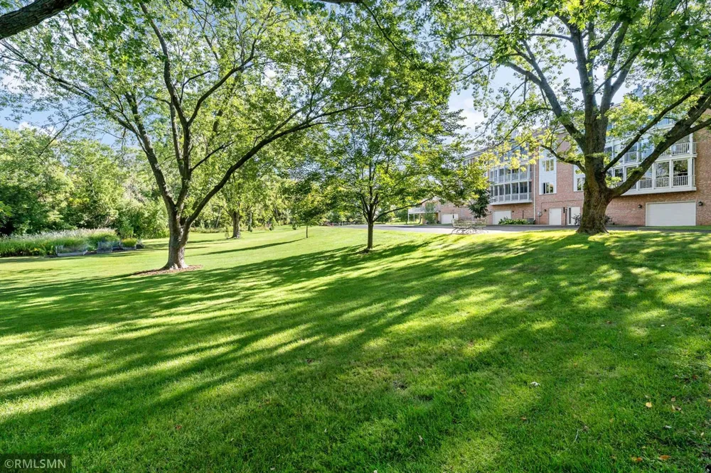 1585 Dodd Road #302 Mendota Heights, MN 55118