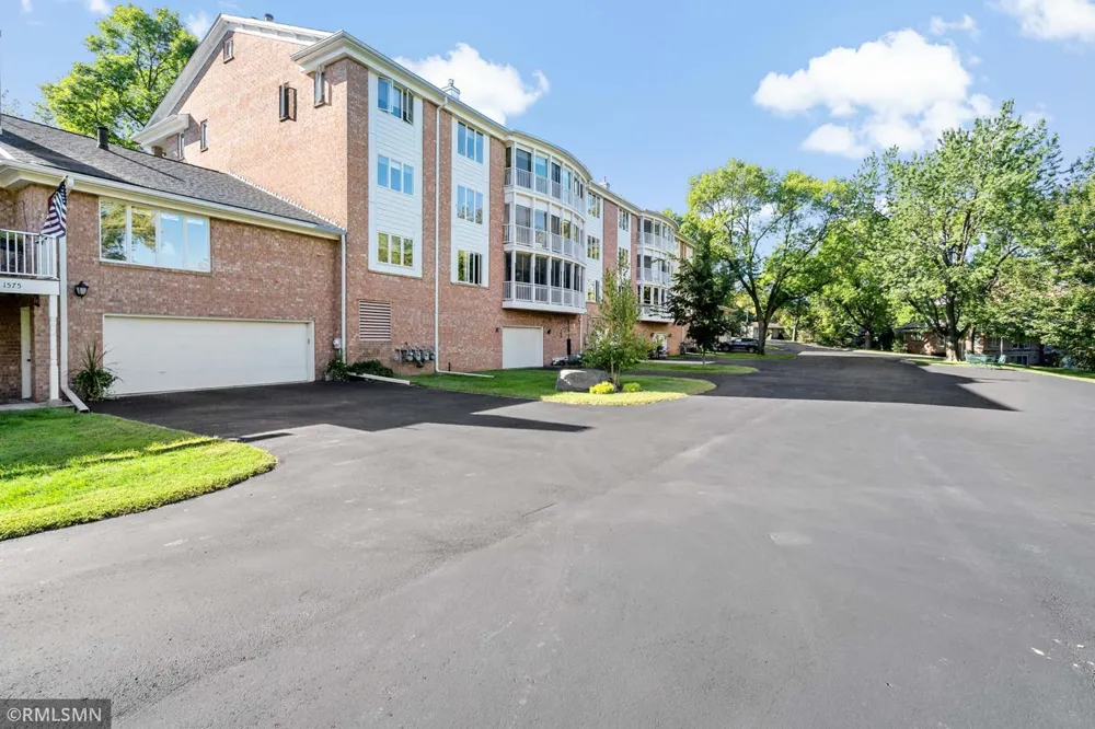 1585 Dodd Road #302 Mendota Heights, MN 55118