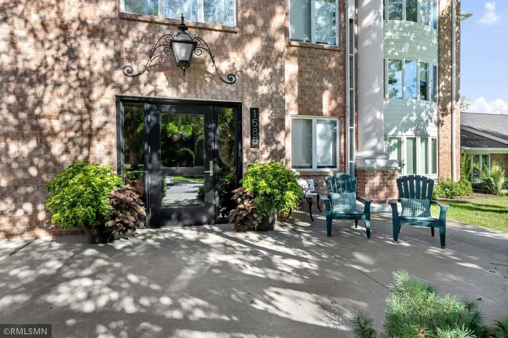 1585 Dodd Road #302 Mendota Heights, MN 55118