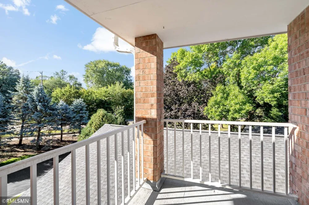 1585 Dodd Road #302 Mendota Heights, MN 55118