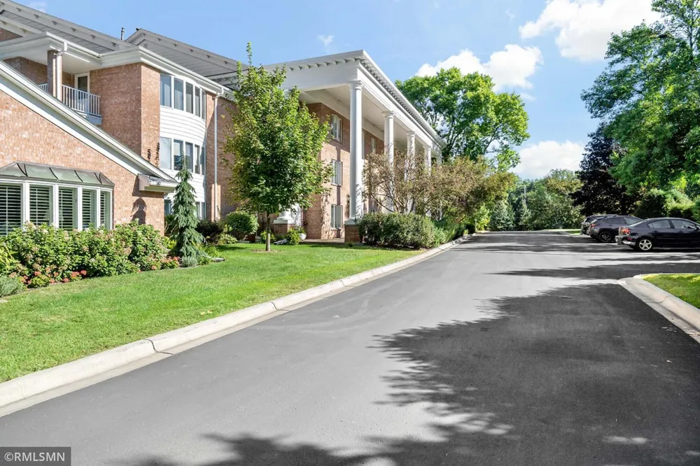 1585 Dodd Road #302 Mendota Heights, MN 55118