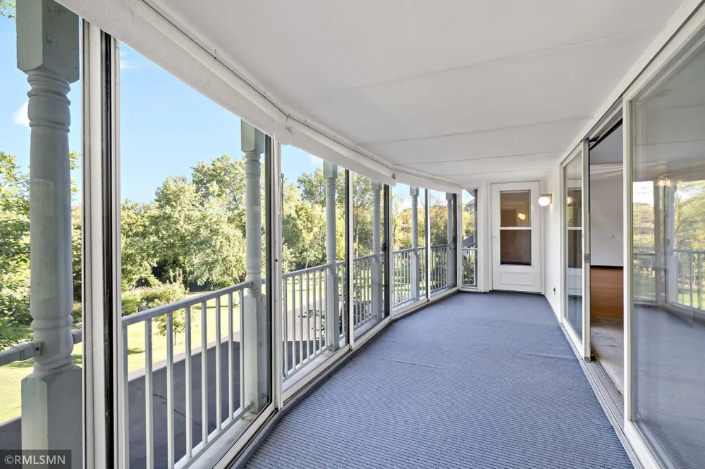 1585 Dodd Road #302 Mendota Heights, MN 55118