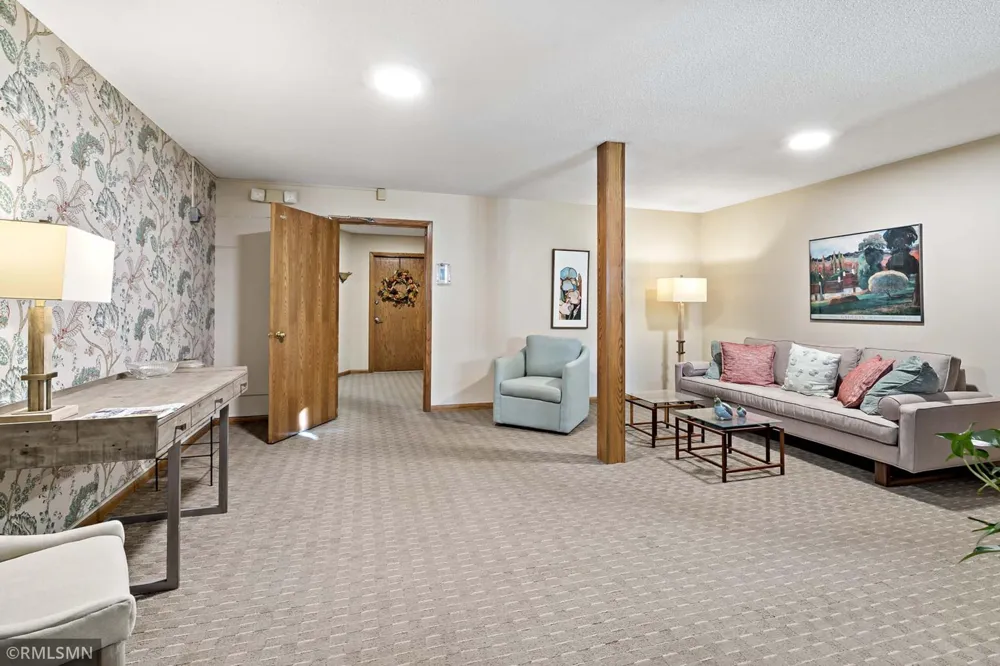 1585 Dodd Road #302 Mendota Heights, MN 55118