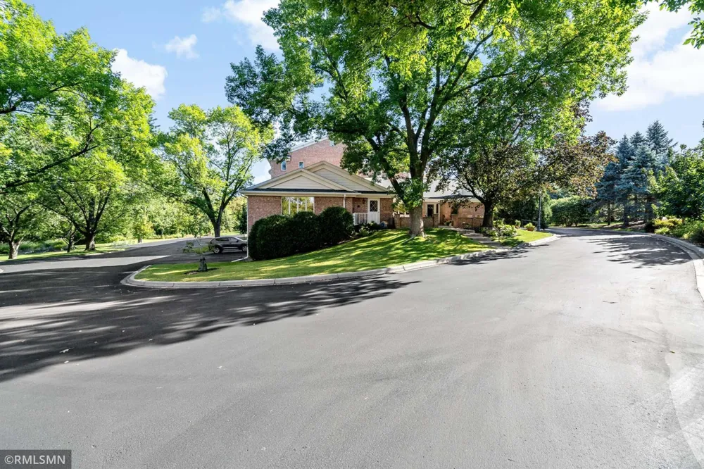 1585 Dodd Road #302 Mendota Heights, MN 55118
