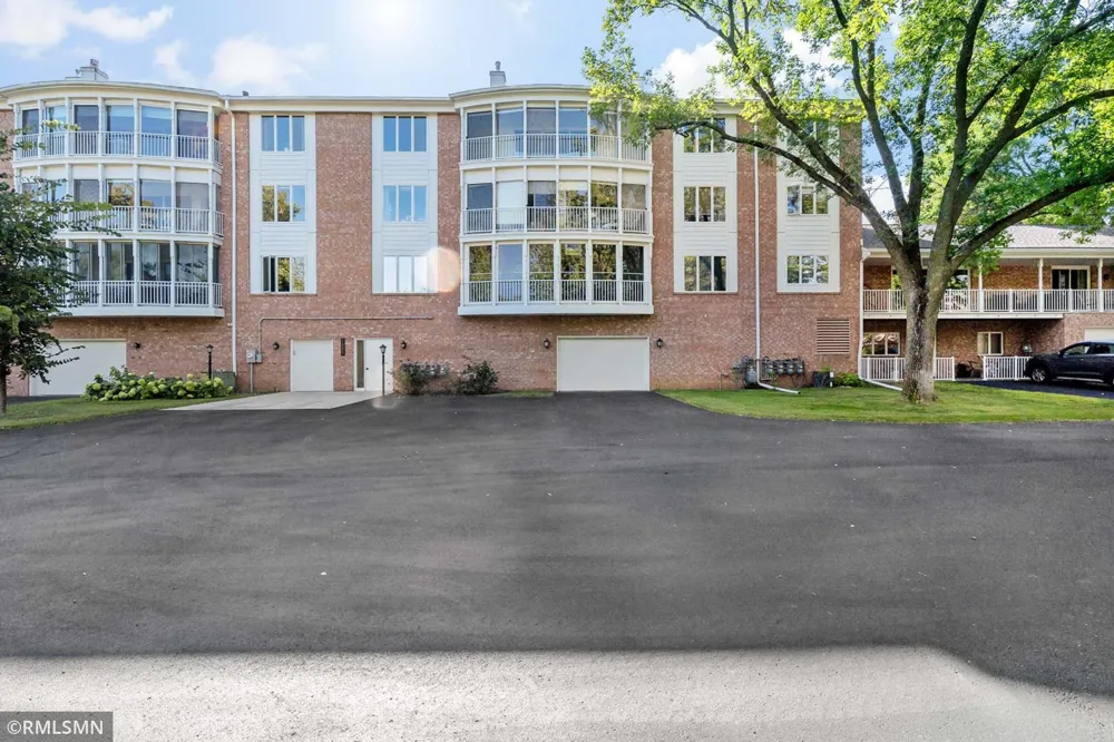 1585 Dodd Road #302 Mendota Heights, MN 55118