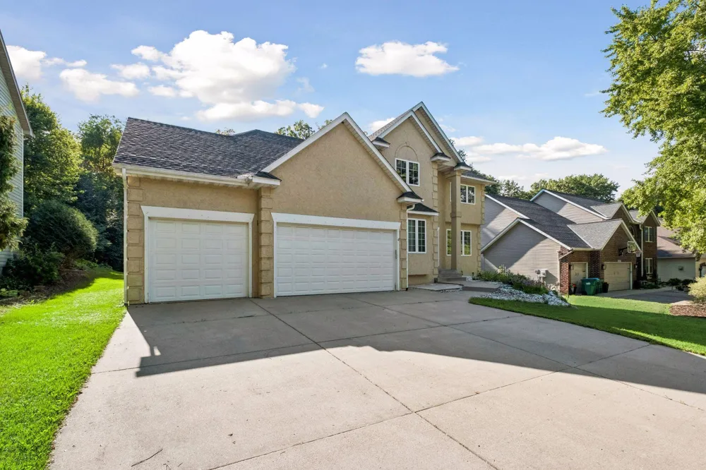 15016 Viewcrest Lane Burnsville, MN 55306