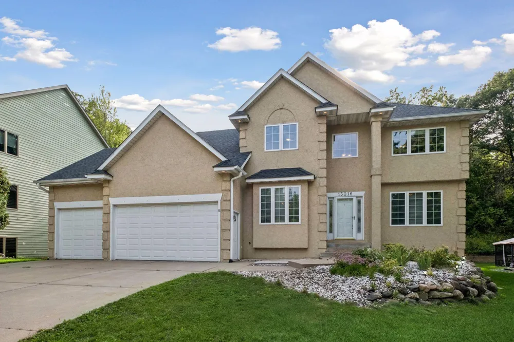 15016 Viewcrest Lane Burnsville, MN 55306
