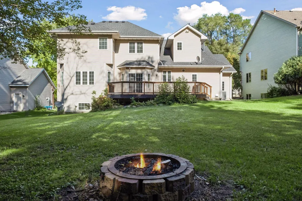 15016 Viewcrest Lane Burnsville, MN 55306