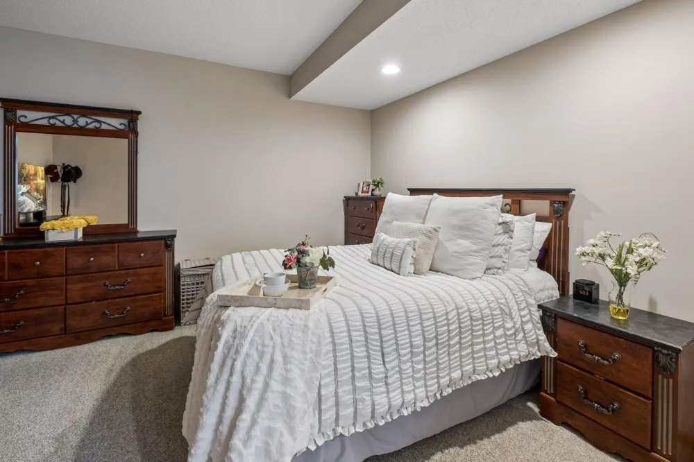 15016 Viewcrest Lane Burnsville, MN 55306
