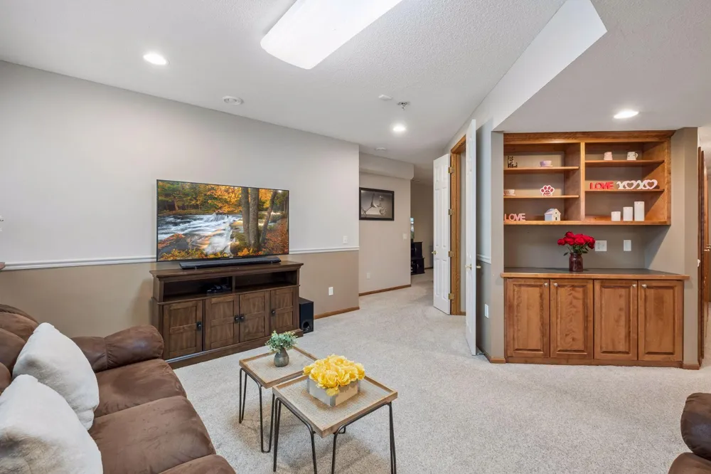 15016 Viewcrest Lane Burnsville, MN 55306
