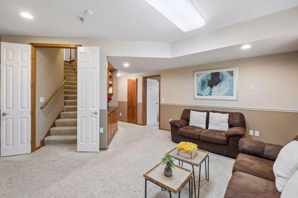 15016 Viewcrest Lane Burnsville, MN 55306