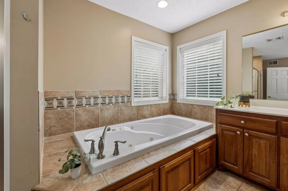 15016 Viewcrest Lane Burnsville, MN 55306
