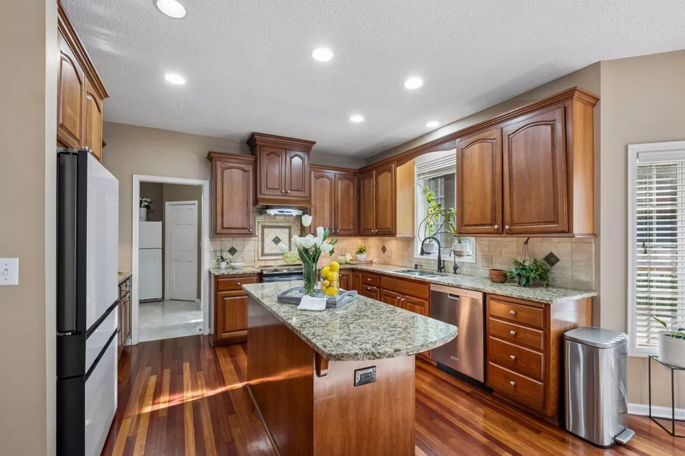 15016 Viewcrest Lane Burnsville, MN 55306