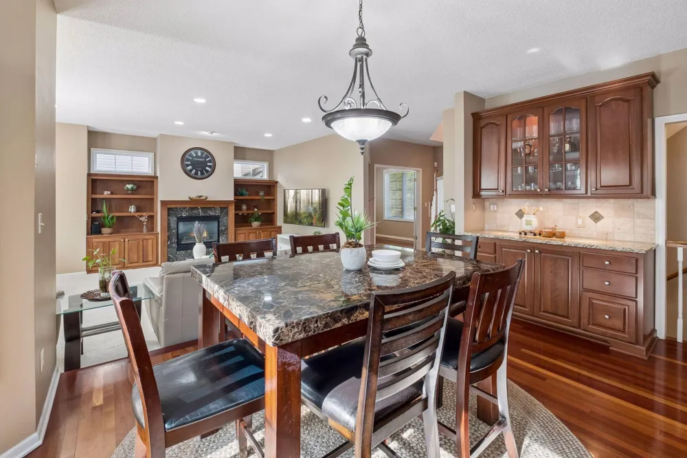 15016 Viewcrest Lane Burnsville, MN 55306