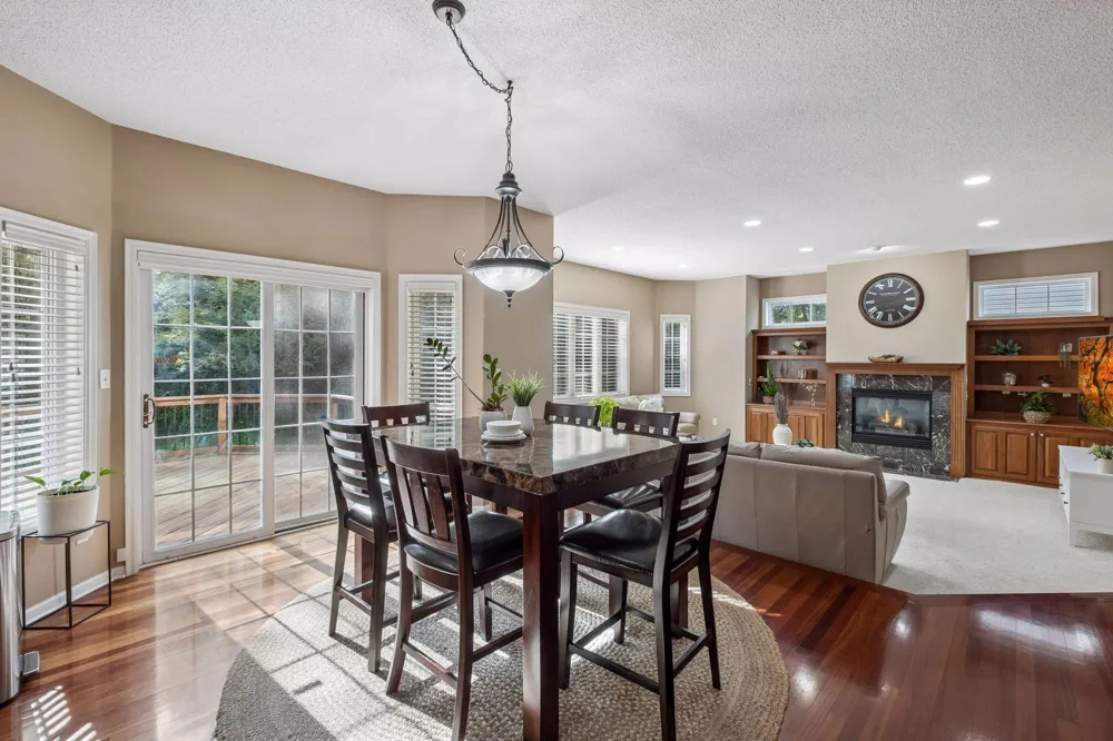 15016 Viewcrest Lane Burnsville, MN 55306