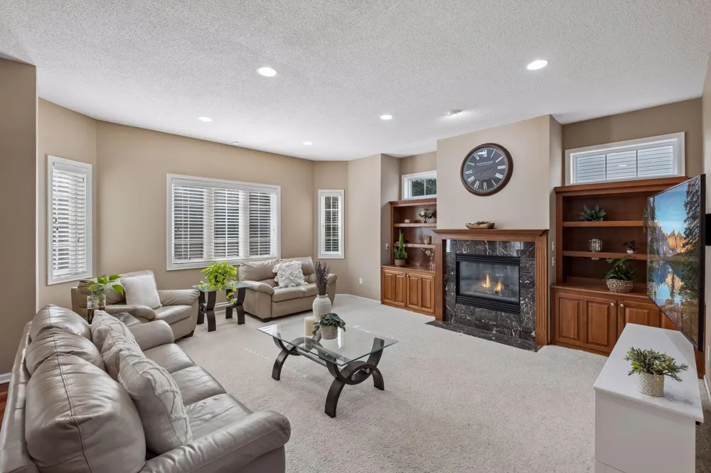 15016 Viewcrest Lane Burnsville, MN 55306