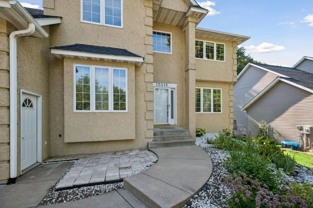 15016 Viewcrest Lane Burnsville, MN 55306