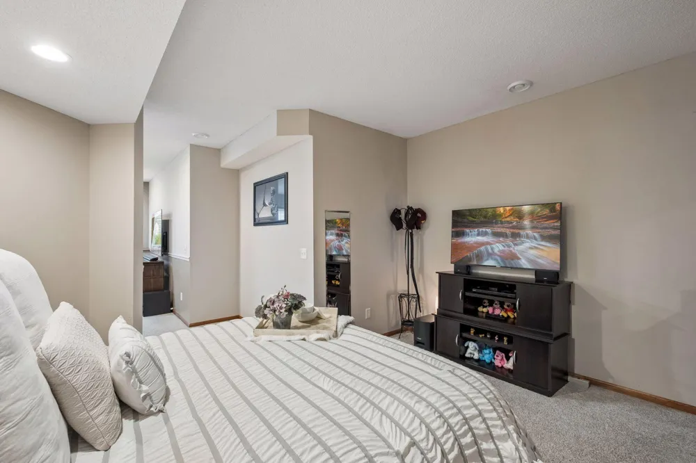 15016 Viewcrest Lane Burnsville, MN 55306