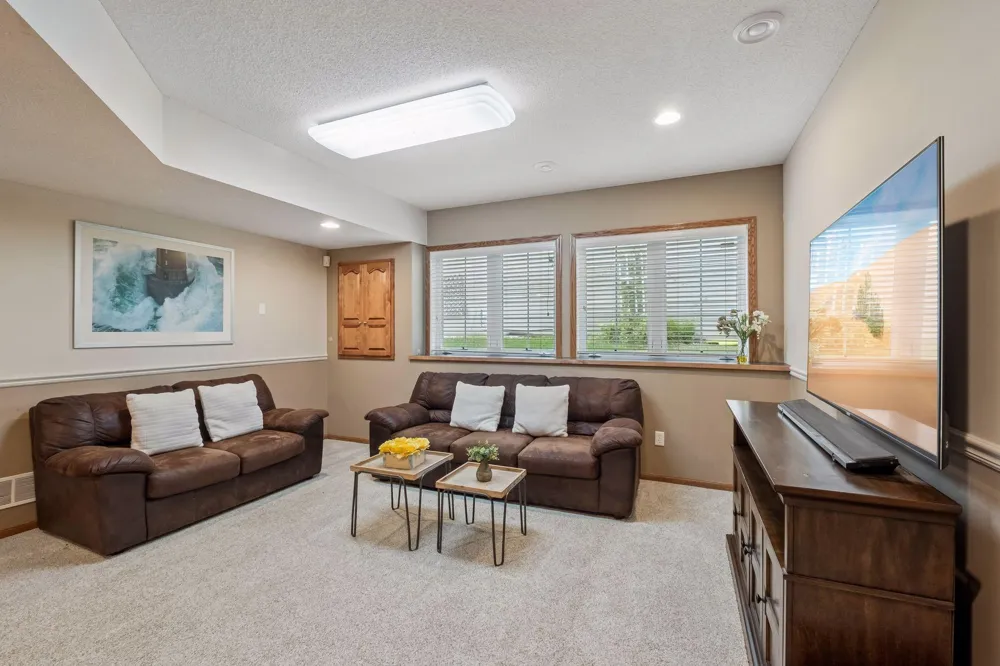 15016 Viewcrest Lane Burnsville, MN 55306