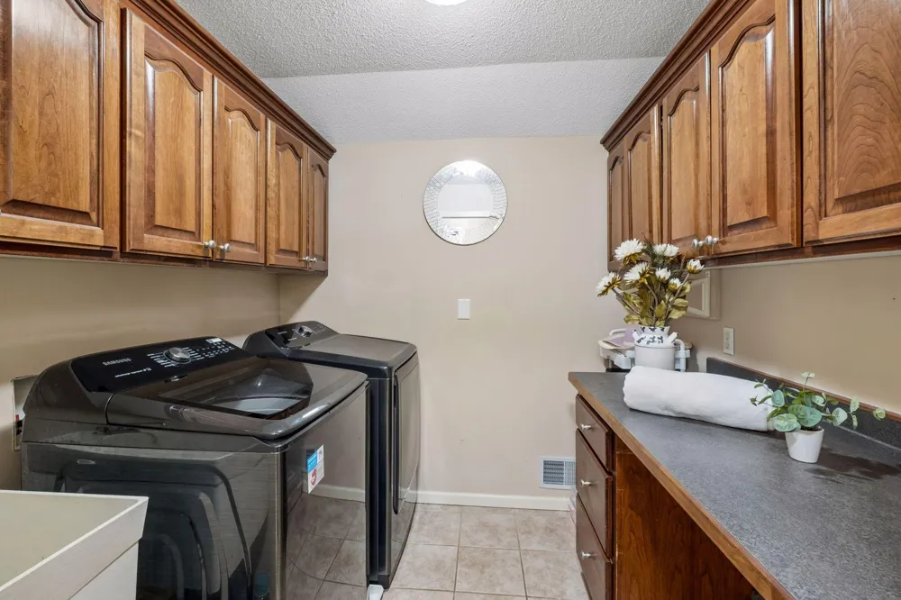 15016 Viewcrest Lane Burnsville, MN 55306