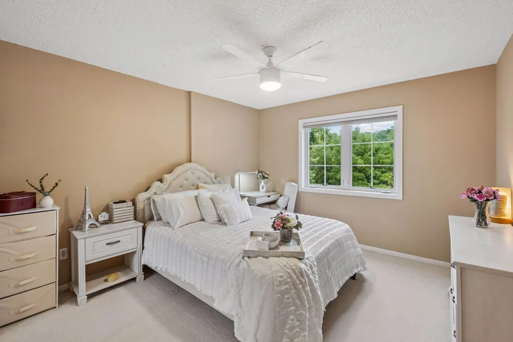15016 Viewcrest Lane Burnsville, MN 55306