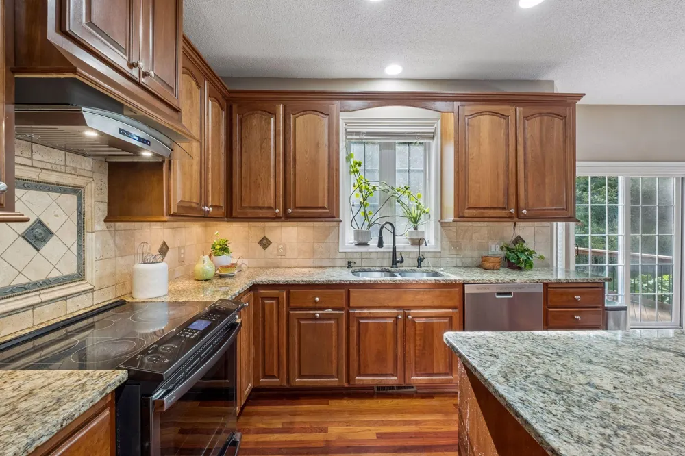 15016 Viewcrest Lane Burnsville, MN 55306