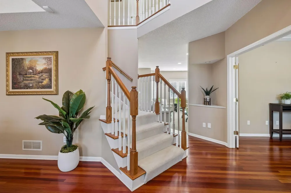 15016 Viewcrest Lane Burnsville, MN 55306
