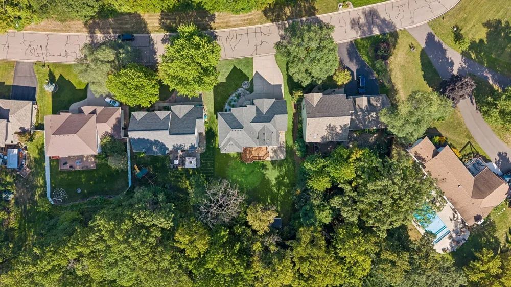 15016 Viewcrest Lane Burnsville, MN 55306