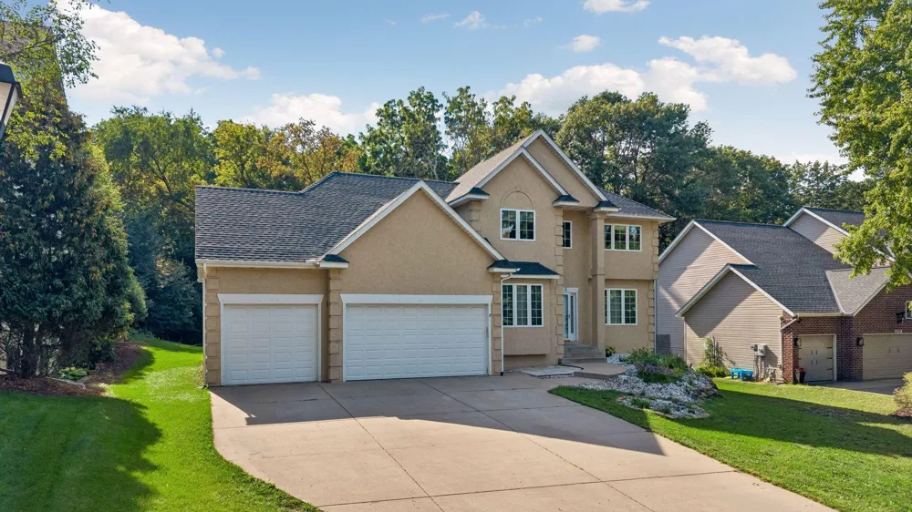 15016 Viewcrest Lane Burnsville, MN 55306