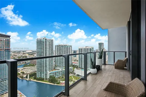 68 SE 6th St #3306