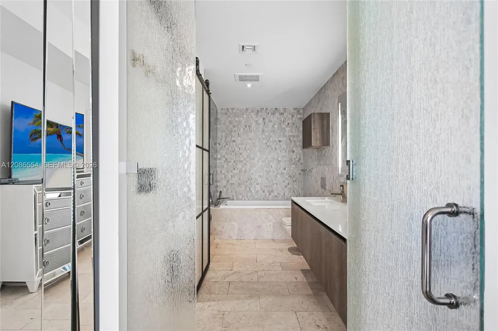 68 SE 6th St #3306 Miami, FL 33131