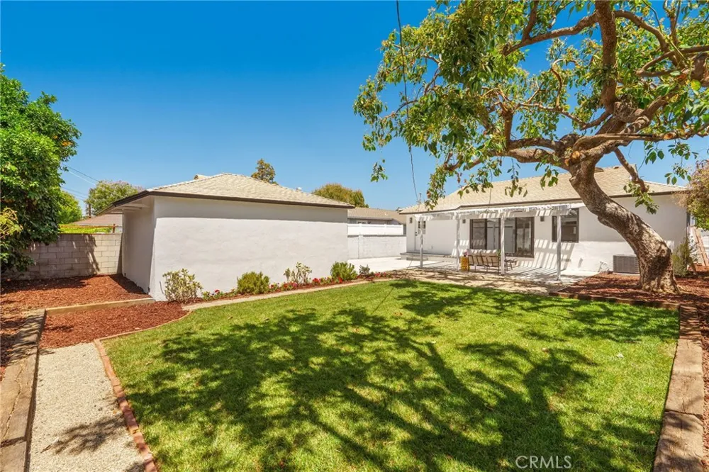 17200 Lanark Street Lake Balboa, CA 91406