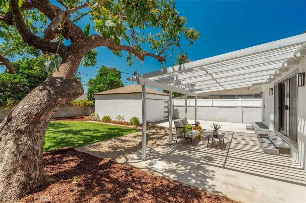 17200 Lanark Street Lake Balboa, CA 91406