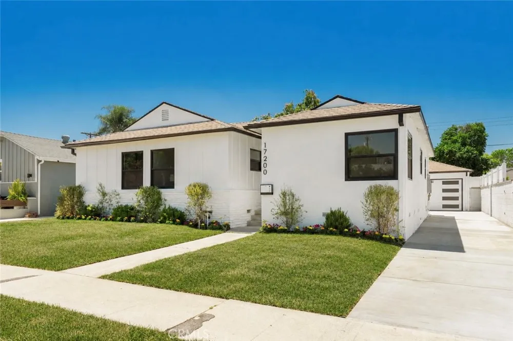 17200 Lanark Street Lake Balboa, CA 91406