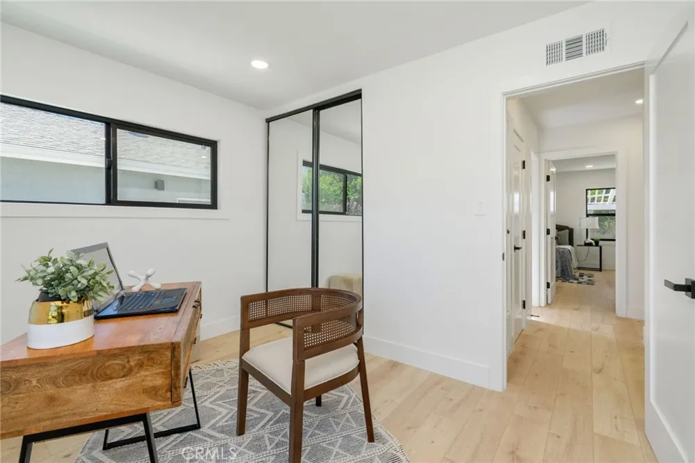 17200 Lanark Street Lake Balboa, CA 91406
