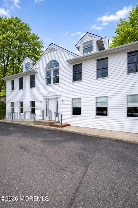 1141 Lincoln Square #Upstairs