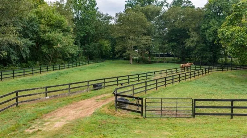 285 Air Acres Way Woodstock, GA 30188